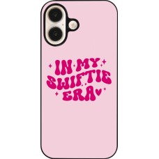 Coque iPhone 16 - Taylor Swift In My Swiftie Era - Pink