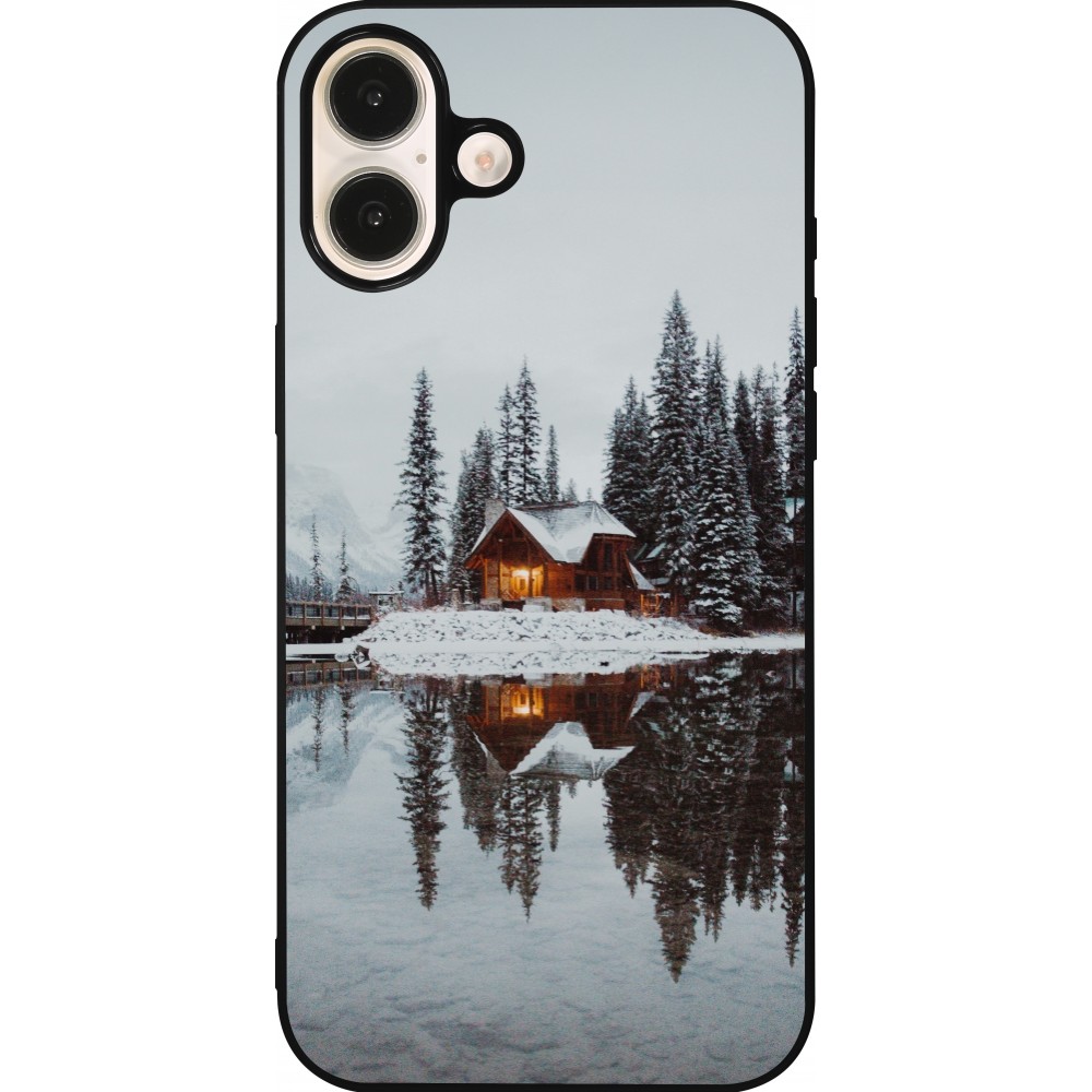 Coque iPhone 16 Plus - Silicone rigide noir Winter 25 Winter house forest afternoon