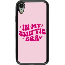 iPhone XR Case Hülle - Hybrid Armor schwarz Taylor Swift In My Swiftie Era - Pink