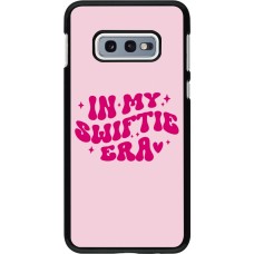 Coque Samsung Galaxy S10e - Taylor Swift In My Swiftie Era - Pink
