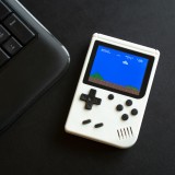 Handheld Retro Spiele-Konsole - 8-Bit Game Klassiker für Unterwegs mit 3" Display - Weiss