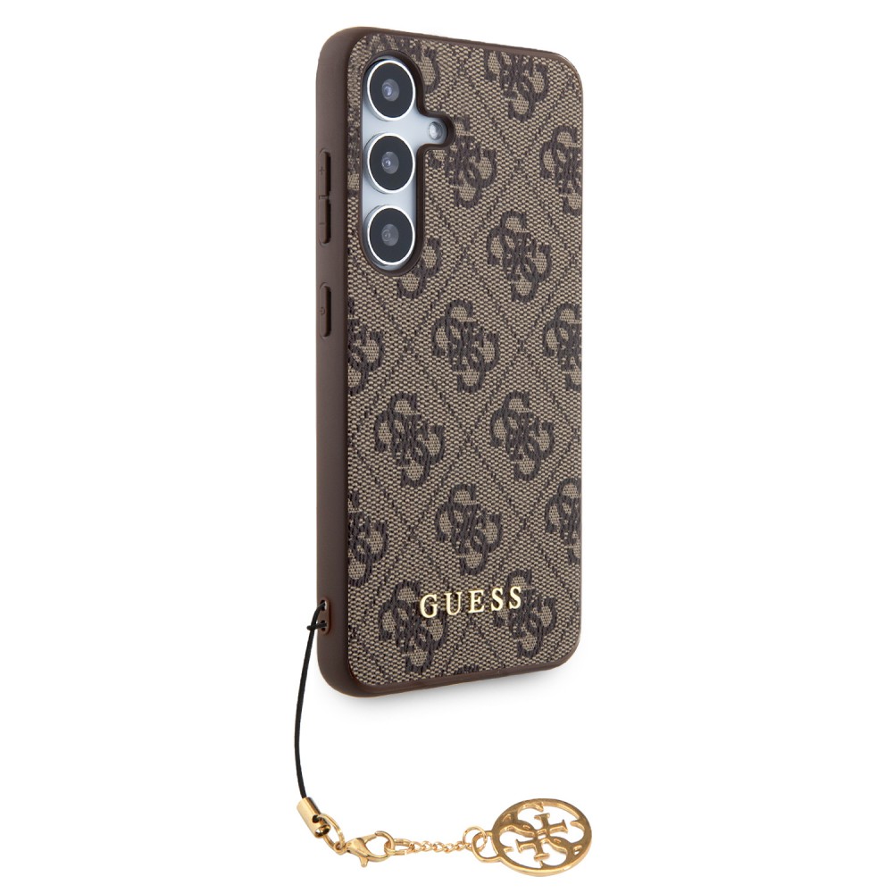 Samsung Galaxy S24+ Case Hülle - Guess Leinwand Kunstleder Monogramm goldenen Metall-Logo mit Charm Anhänger - Braun