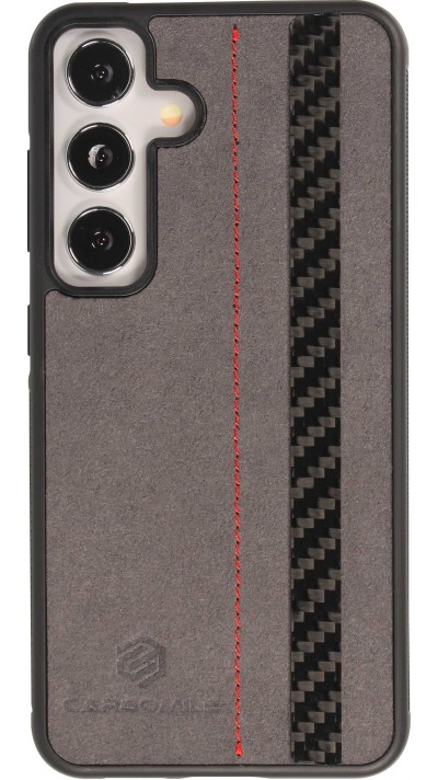 Coque Samsung Galaxy S24 - Carbomile alcantara et carbone avec surpiqûres rouges (compatible MagSafe)