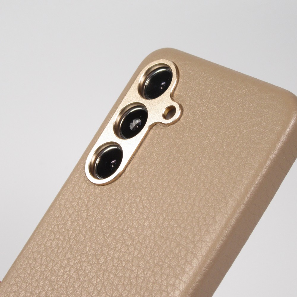 Coque Samsung Galaxy S24+ - Cuir de veau luxe grainé intégral avec boutons métalliques et MagSafe - Beige