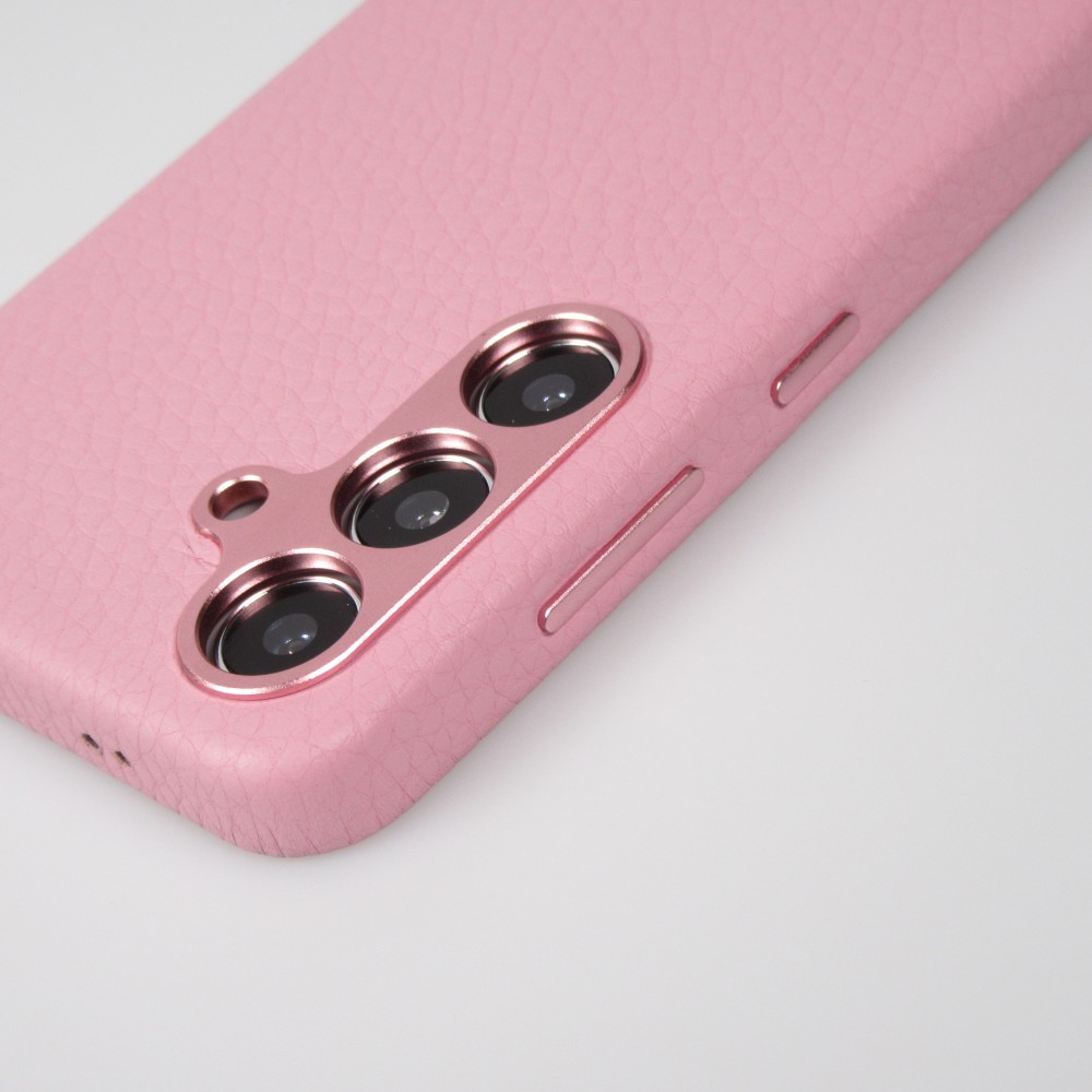 Samsung Galaxy S24+ Case Hülle - Vollständig genarbtes Luxuskalbsleder mit Metallknöpfen und MagSafe - Rosa