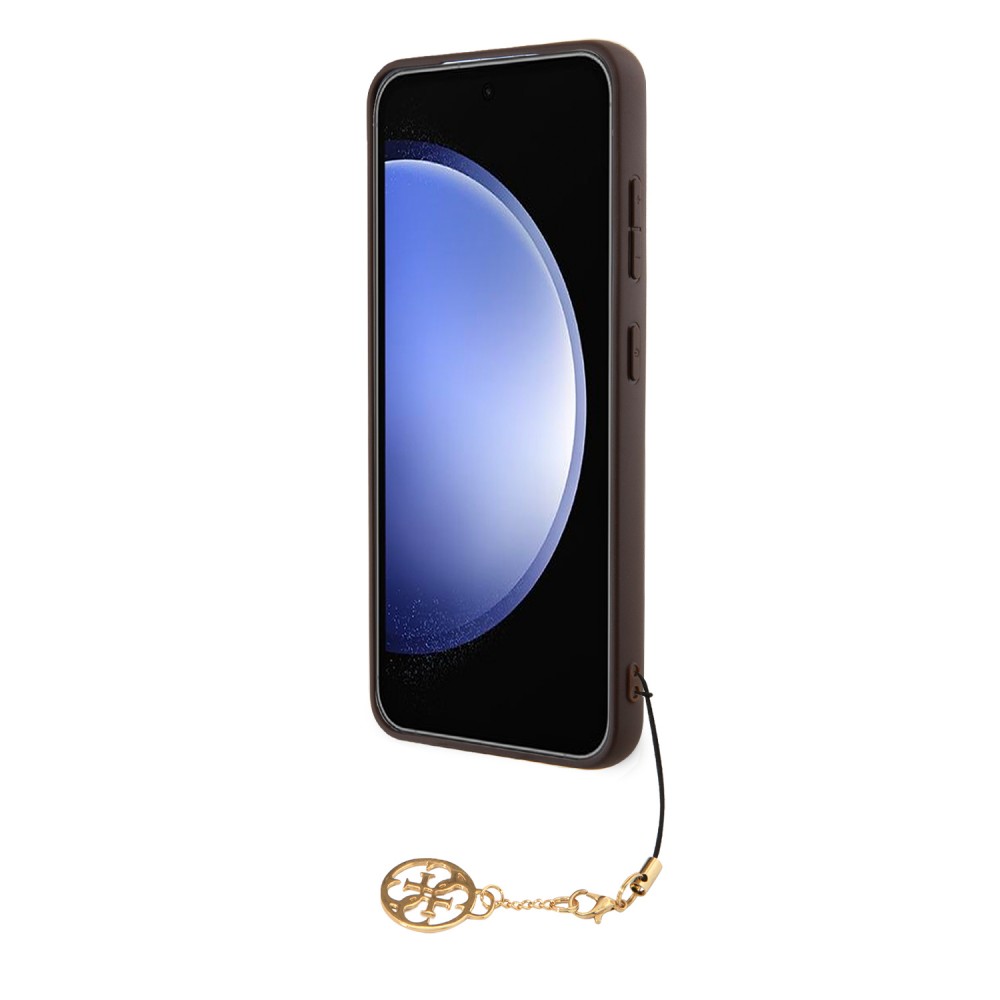 Coque Samsung Galaxy S24 - Guess toile similicuir monogramme logo métallique doré avec pendentif charm - Brun