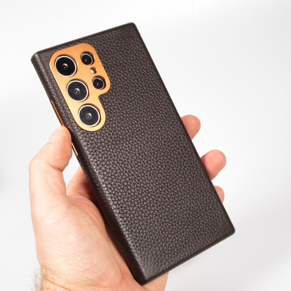 Galaxy S24 Ultra Case Hülle - Vollständig genarbtes Luxuskalbsleder mit Metallknöpfen und MagSafe - Dunkelbraun