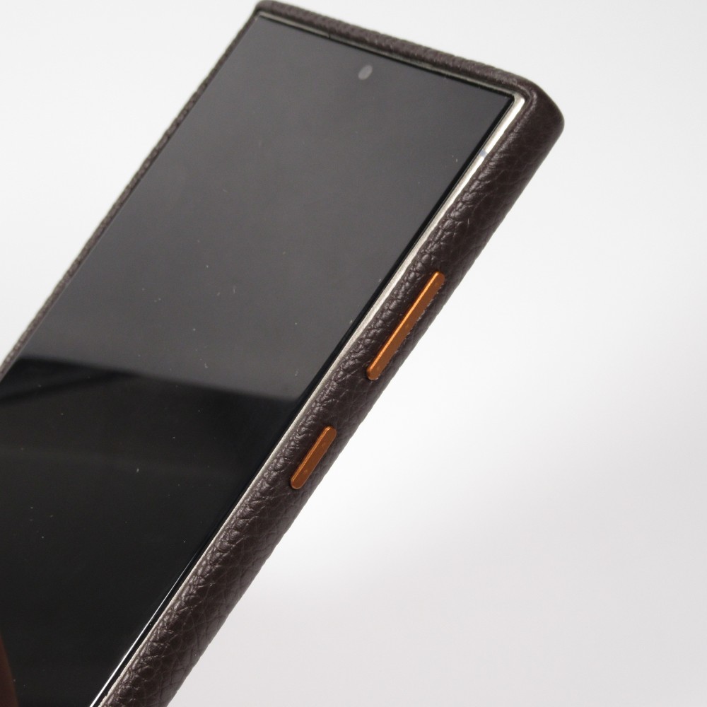 Galaxy S24 Ultra Case Hülle - Vollständig genarbtes Luxuskalbsleder mit Metallknöpfen und MagSafe - Dunkelbraun