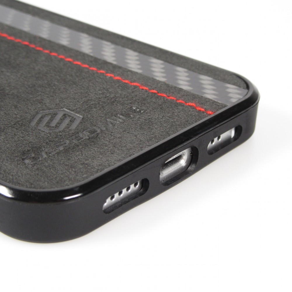 Coque iPhone 14 Plus - Carbomile alcantara et carbone avec surpiqûres rouges (compatible MagSafe)