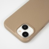 Coque iPhone 15 - Cuir de veau luxe grainé intégral avec boutons métalliques et MagSafe - Beige