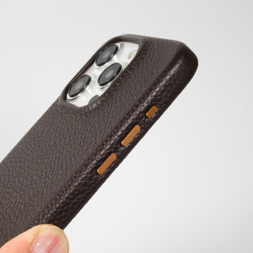 Coque iPhone 14 - Cuir de veau luxe grainé intégral avec boutons métalliques et MagSafe - Brun foncé