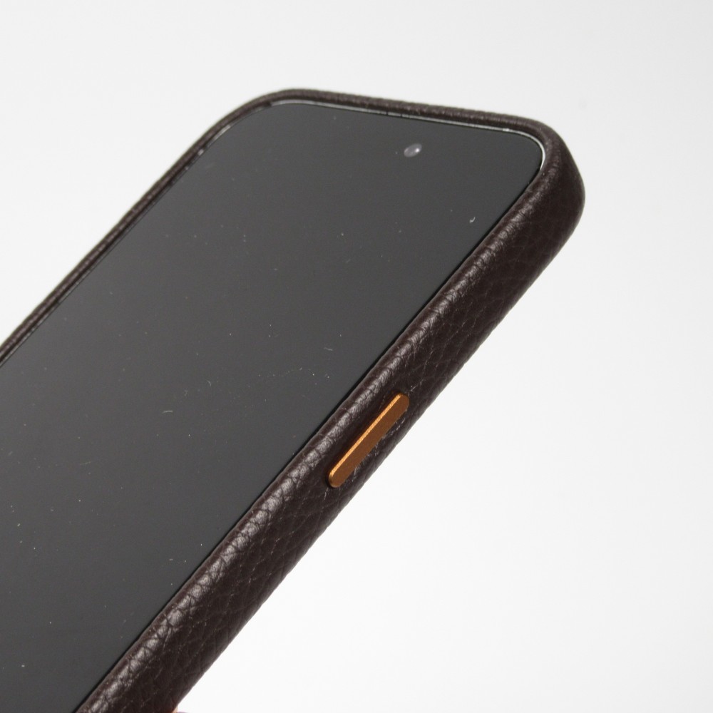 Coque iPhone 14 - Cuir de veau luxe grainé intégral avec boutons métalliques et MagSafe - Brun foncé