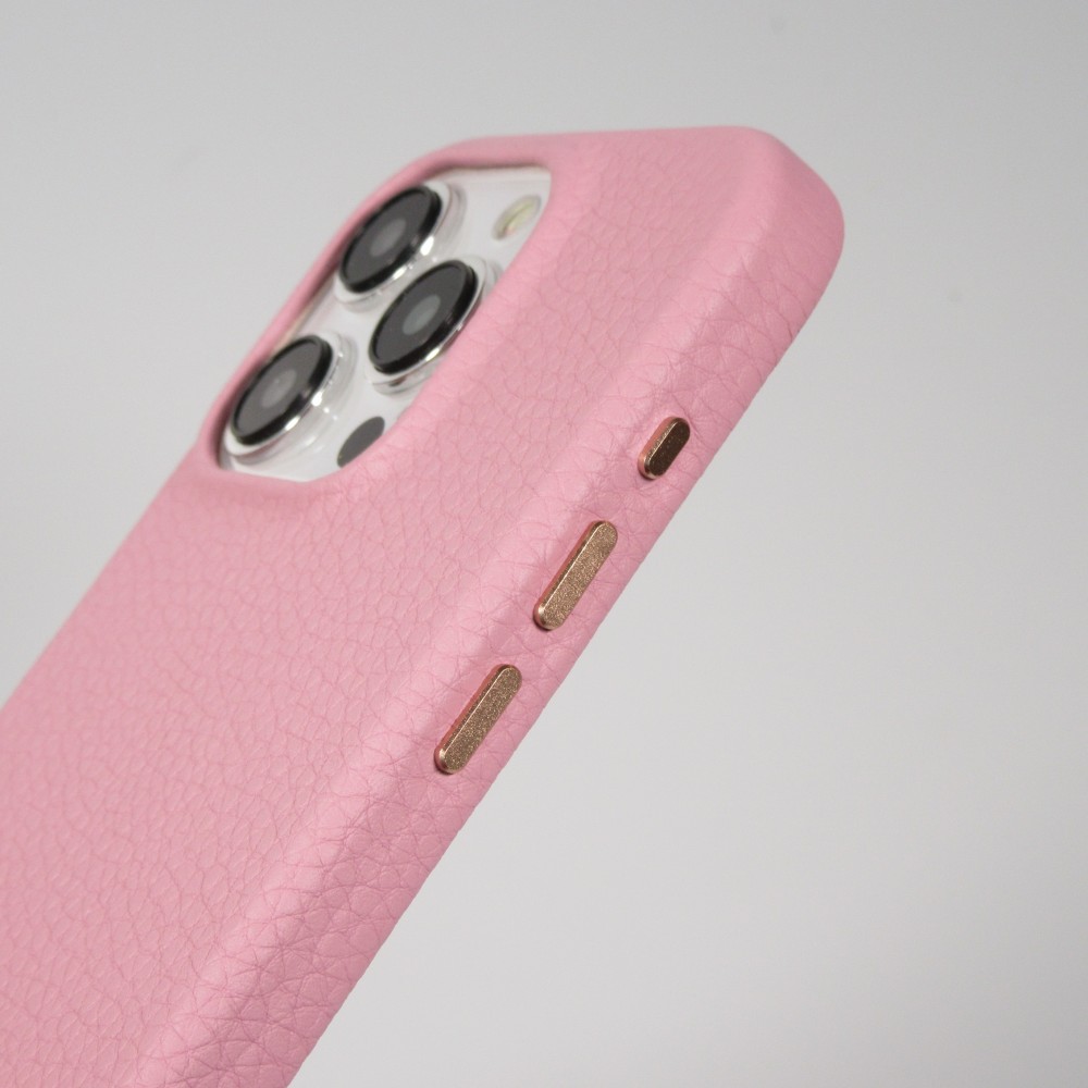 Coque iPhone 15 - Cuir de veau luxe grainé intégral avec boutons métalliques et MagSafe - Rose