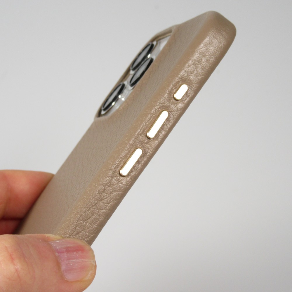 Coque iPhone 15 Pro Max - Cuir de veau luxe grainé intégral avec boutons métalliques et MagSafe - Beige