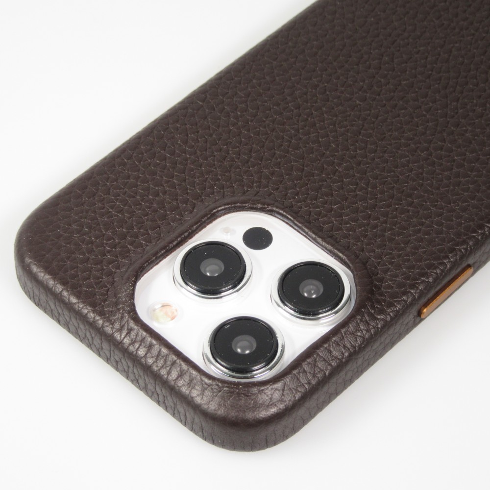 Coque iPhone 15 Pro Max - Cuir de veau luxe grainé intégral avec boutons métalliques et MagSafe - Brun foncé
