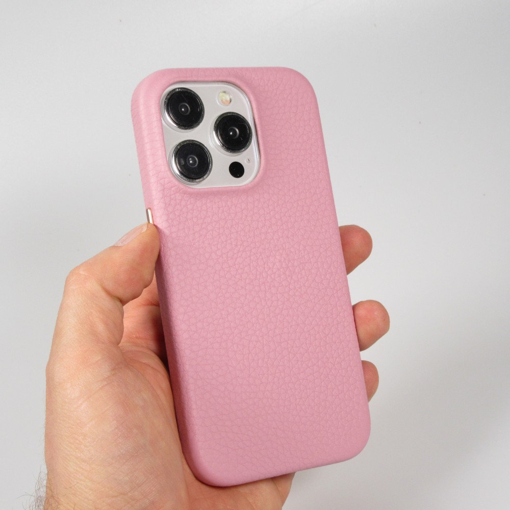 Coque iPhone 15 Pro - Cuir de veau luxe grainé intégral avec boutons métalliques et MagSafe - Rose