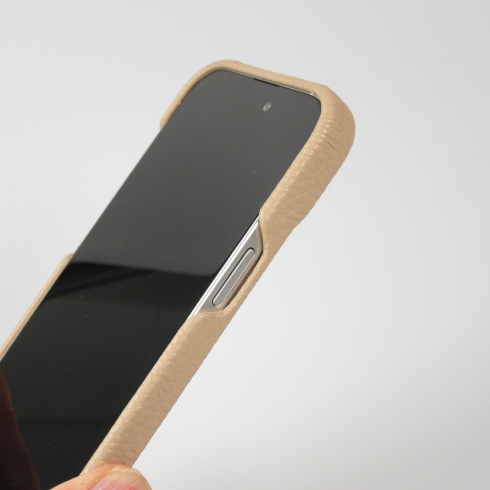 Coque iPhone 15 Pro Max - Premium cuir véritable de luxe avec lanière en cuir réglable et amovible + MagSafe - Beige