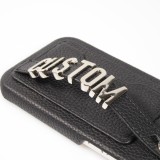 iPhone 15 Case Hülle - Individuell angefertigte Lederhülle mit silbernem Schriftzug + Lanyard und Kartenfach - Schwarz