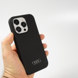 Coque iPhone 15 Pro - Audi silicone Soft Touch avec logo métallique - Noir