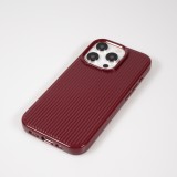 Coque iPhone 15 Pro - Gel silicone brillant avec lignes textur&eacute;es - Bordeaux