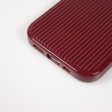 Coque iPhone 15 Pro - Gel silicone brillant avec lignes textur&eacute;es - Bordeaux