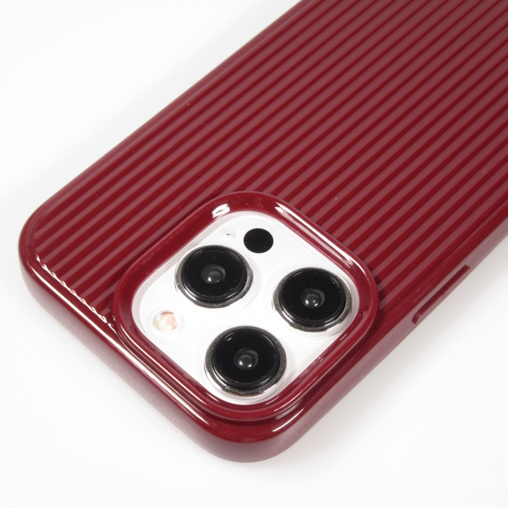 Coque iPhone 15 Pro - Gel silicone brillant avec lignes textur&eacute;es - Bordeaux