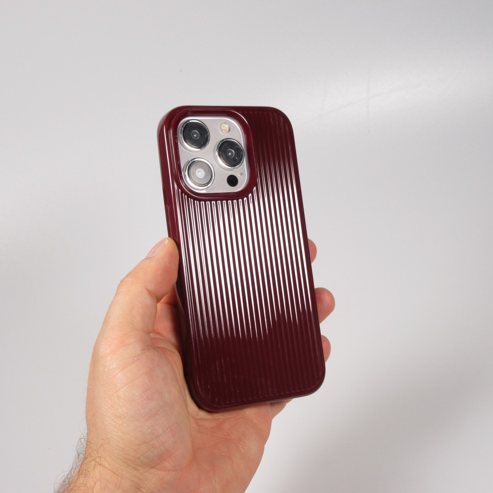 Coque iPhone 15 Pro - Gel silicone brillant avec lignes textur&eacute;es - Bordeaux