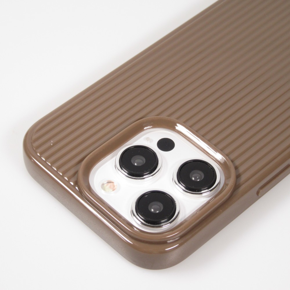 Coque iPhone 15 Pro Max - Gel silicone brillant avec lignes textur&eacute;es - Brun