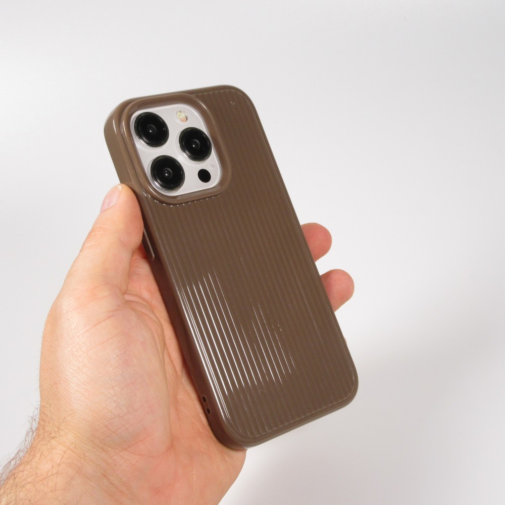 Coque iPhone 15 Pro Max - Gel silicone brillant avec lignes textur&eacute;es - Brun