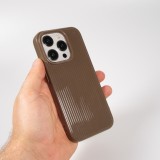 Coque iPhone 15 Pro Max - Gel silicone brillant avec lignes textur&eacute;es - Brun