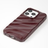 Coque iPhone 15 Pro Max - Silicone avec forme de vague 3D mat - Bordeaux