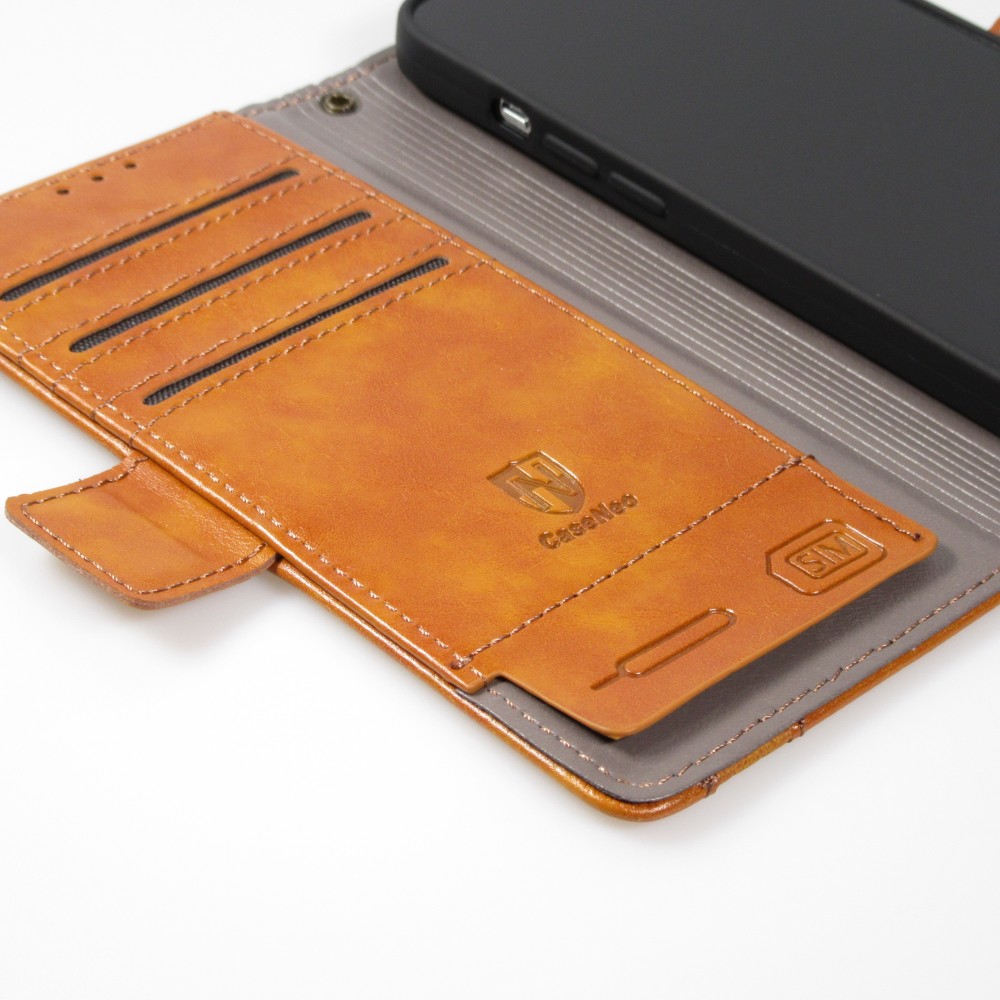 Etui cuir iPhone 13 - Flip Wallet en cuir véritable avec stripe design et compartiment à cartes - Brun