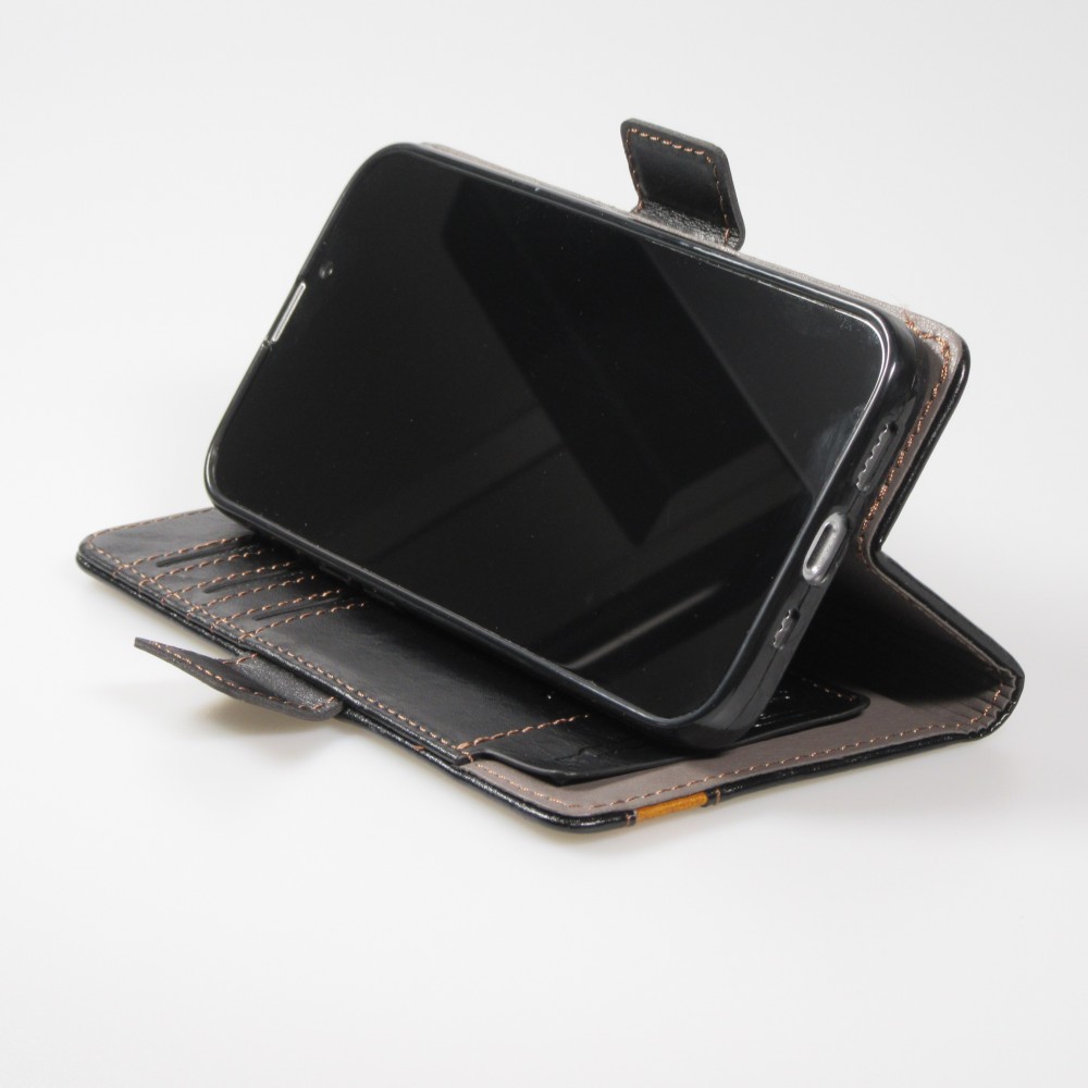 Etui cuir iPhone 16e - Flip Wallet en cuir véritable avec stripe design et compartiment à cartes - Noir