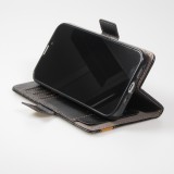 Etui cuir iPhone 16e - Flip Wallet en cuir véritable avec stripe design et compartiment à cartes - Noir