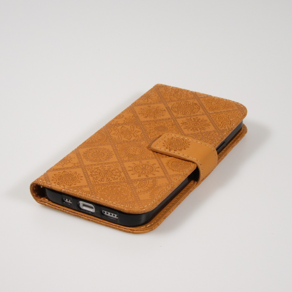 Fourre iPhone 12 / 12 Pro - Premium Flip Wallet caoutchouc motif oriental avec fermeture aimantée - Beige
