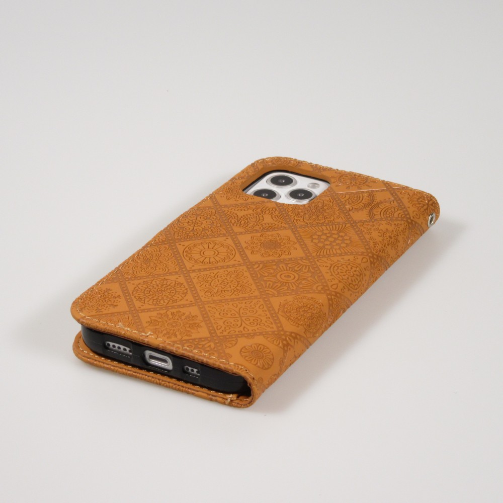 Fourre iPhone 12 / 12 Pro - Premium Flip Wallet caoutchouc motif oriental avec fermeture aimantée - Beige