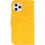 Fourre iPhone 13 Pro Max - Premium Flip Wallet caoutchouc motif oriental avec fermeture aimantée - Jaune