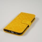 Fourre iPhone 13 Pro Max - Premium Flip Wallet caoutchouc motif oriental avec fermeture aimantée - Jaune