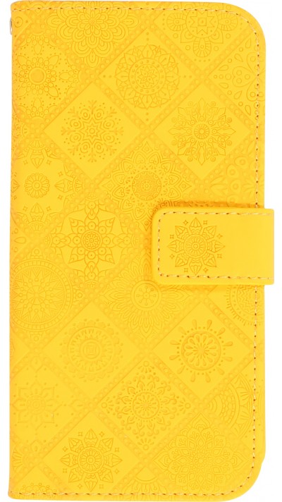 Fourre iPhone 13 - Premium Flip Wallet caoutchouc motif oriental avec fermeture aimantée - Jaune