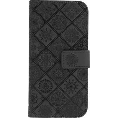 Fourre iPhone 13 - Premium Flip Wallet caoutchouc motif oriental avec fermeture aimantée - Noir