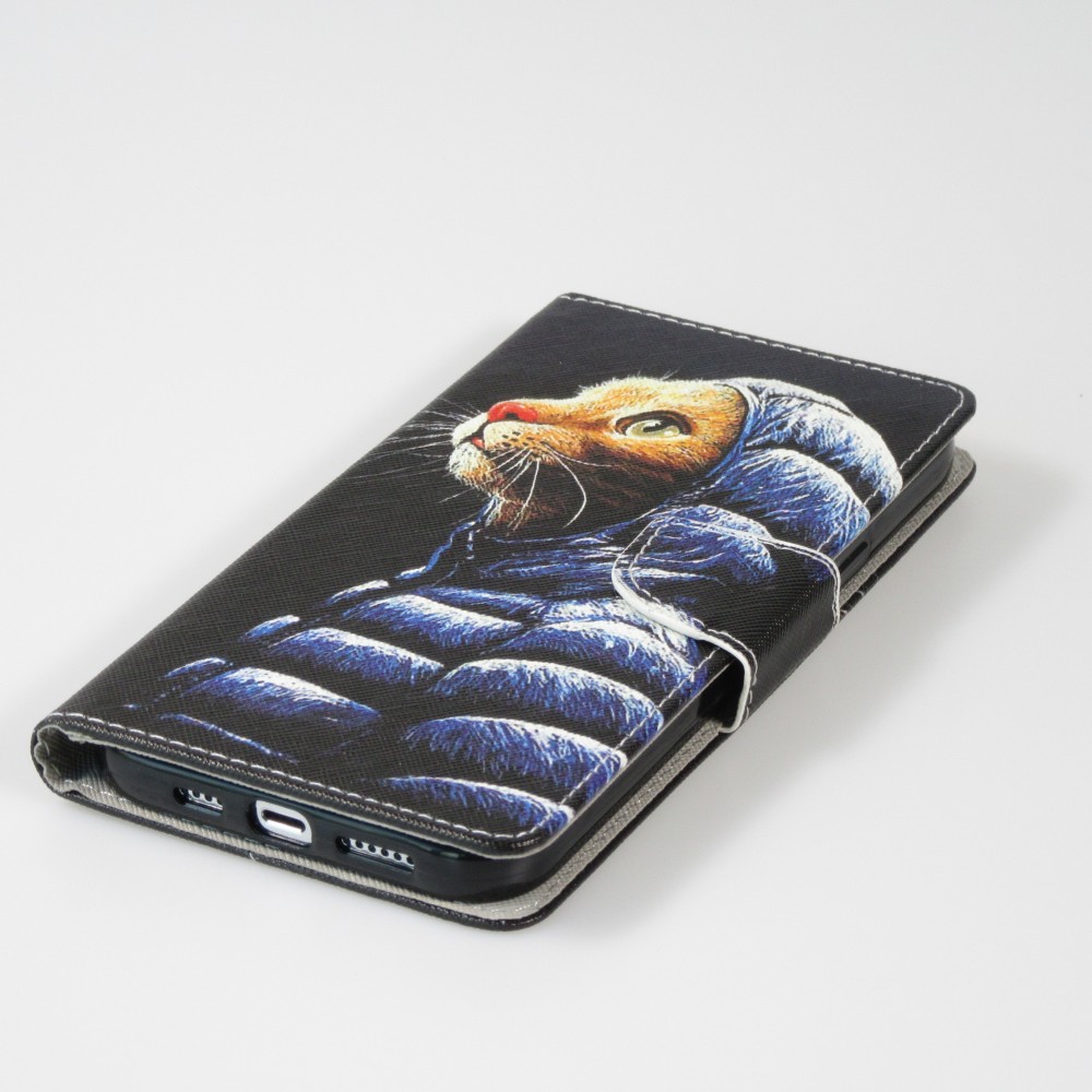 iPhone 13 Case Hülle - Premium Wallet Flip-Magnetverschluss und Kartenfach - Katze in Jacke - Schwarz