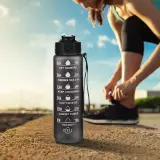 Grosse Wasserflasche 1000ml Stay Hydrated mit Drink-Motivation und Sicherheitsverschluss - Schwarz