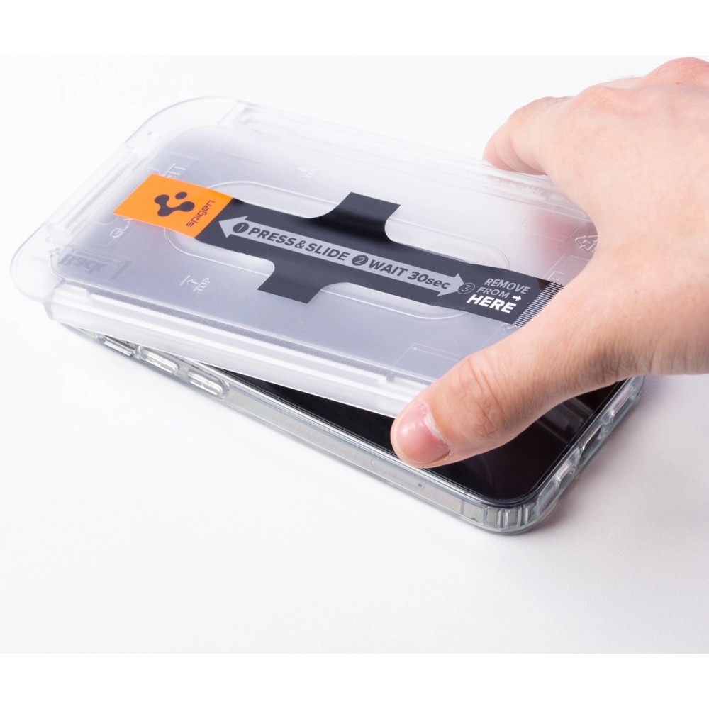 Pack de 2 vitres de protection Spigen Glas.tR EZ Fit avec système d'installation facile - iPhone 13 / 13 Pro / 14 / 16e