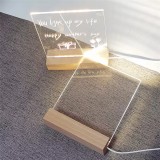 Tableau de messages transparent avec lumière LED et socle en bois