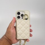 Coque iPhone 15 Pro Max - Cuir matelass&eacute; avec miroir et compartiment carte inclus grande lani&egrave;re amovible - Blanc