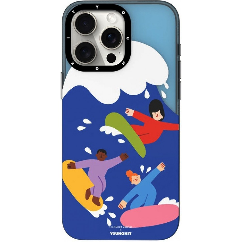 Coque iPhone 15 Pro Max - Youngkit design Eleonora Arosio Surfeurs colorés et fun à la plage - Multicolor