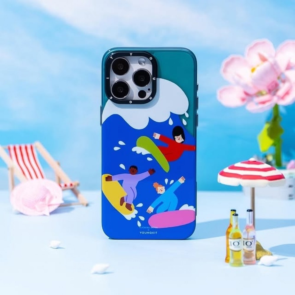 Coque iPhone 15 Pro Max - Youngkit design Eleonora Arosio Surfeurs colorés et fun à la plage - Multicolor