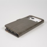 Etui cuir iPhone 17 Pro - Flip Wallet en cuir véritable avec stripe design et compartiment à cartes - Gris