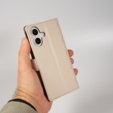 Fourre iPhone 16 - Flip matelassé élégant avec fermeture magnétique et lanière et emplacements pour cartes - Beige