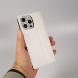 Fourre iPhone 16 Pro - Flip matelassé élégant avec fermeture magnétique et lanière et emplacements pour cartes - Blanc